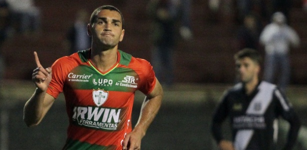 Atacante Gilberto se destacou atuando pela Portuguesa em 2013, quando fez 14 gols em 24 jogos - Moises Nascimento/AGIF
