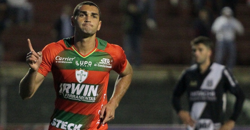 04.set.2013 - Atacante Gilberto comemora um de seus gols na partida entre Portuguesa e Ponte Preta