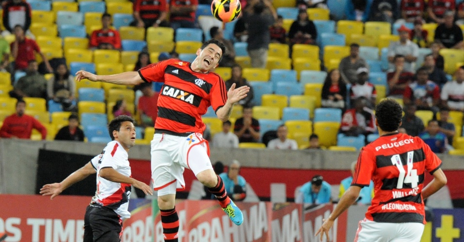 04.set.2013 - Chicão, do Flamengo, e maxi Biancucchi, do Vitória, disputam a bola em jogo válido pela 18ª rodada do Brasileirão