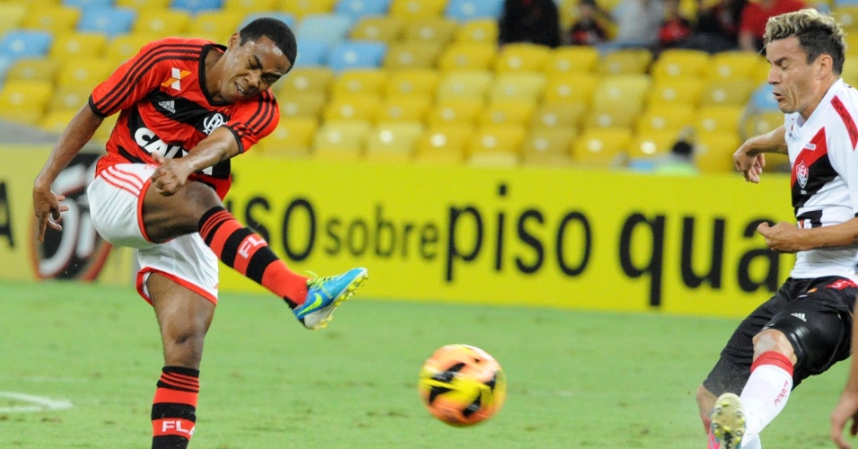 04.set.2013 - Elias arrisca de fora da área em partida entre Flamengo e Vitória, pelo Campeonato Brasileiro