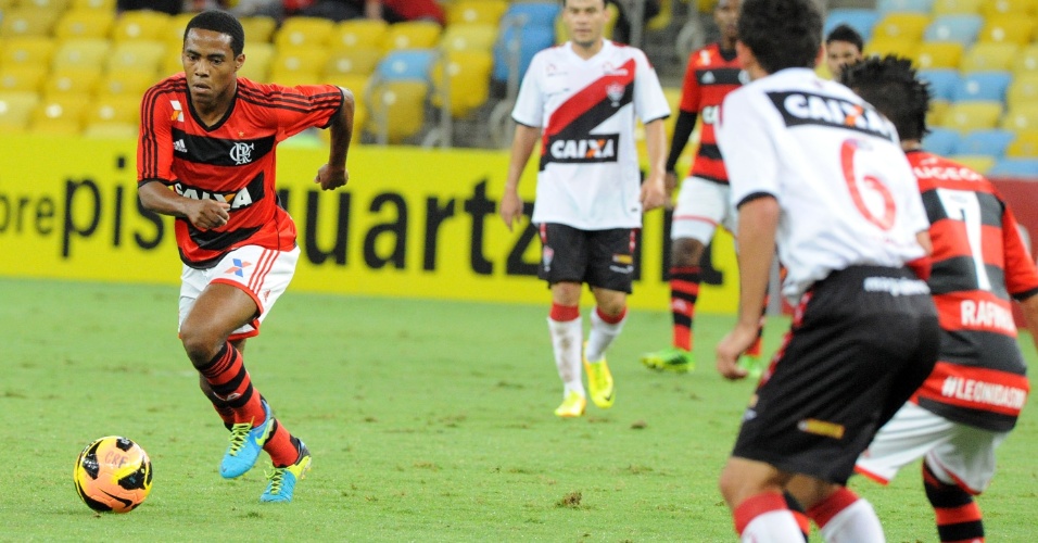 04.set.2013 - Elias, volante do Flamengo, tenta jogada em jogo contra o Vitória