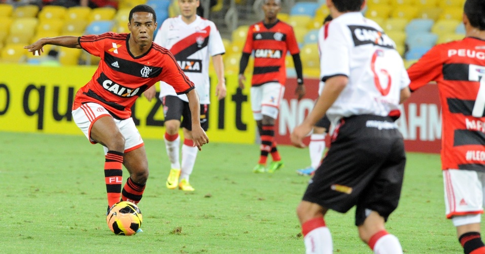 04.set.2013 - Elias, volante do Flamengo, tenta jogada em jogo contra o Vitória