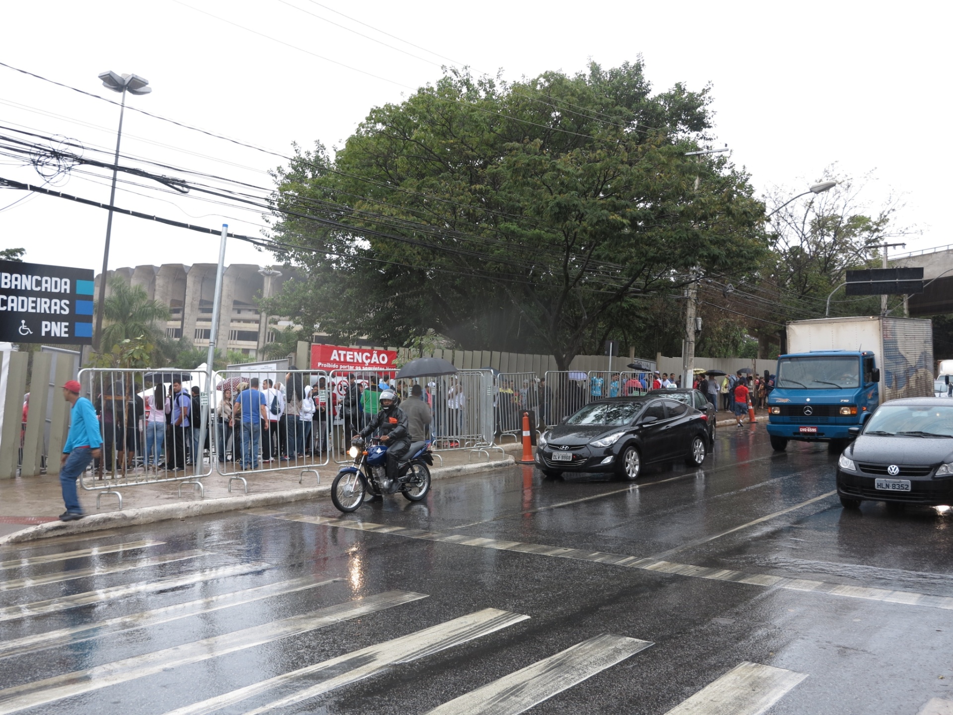 04.set.2013 - Entrada do público no Mineirinho atrasou meia hora, e a torcida teve que aguardar na chuva - Rafael Krieger/UOL