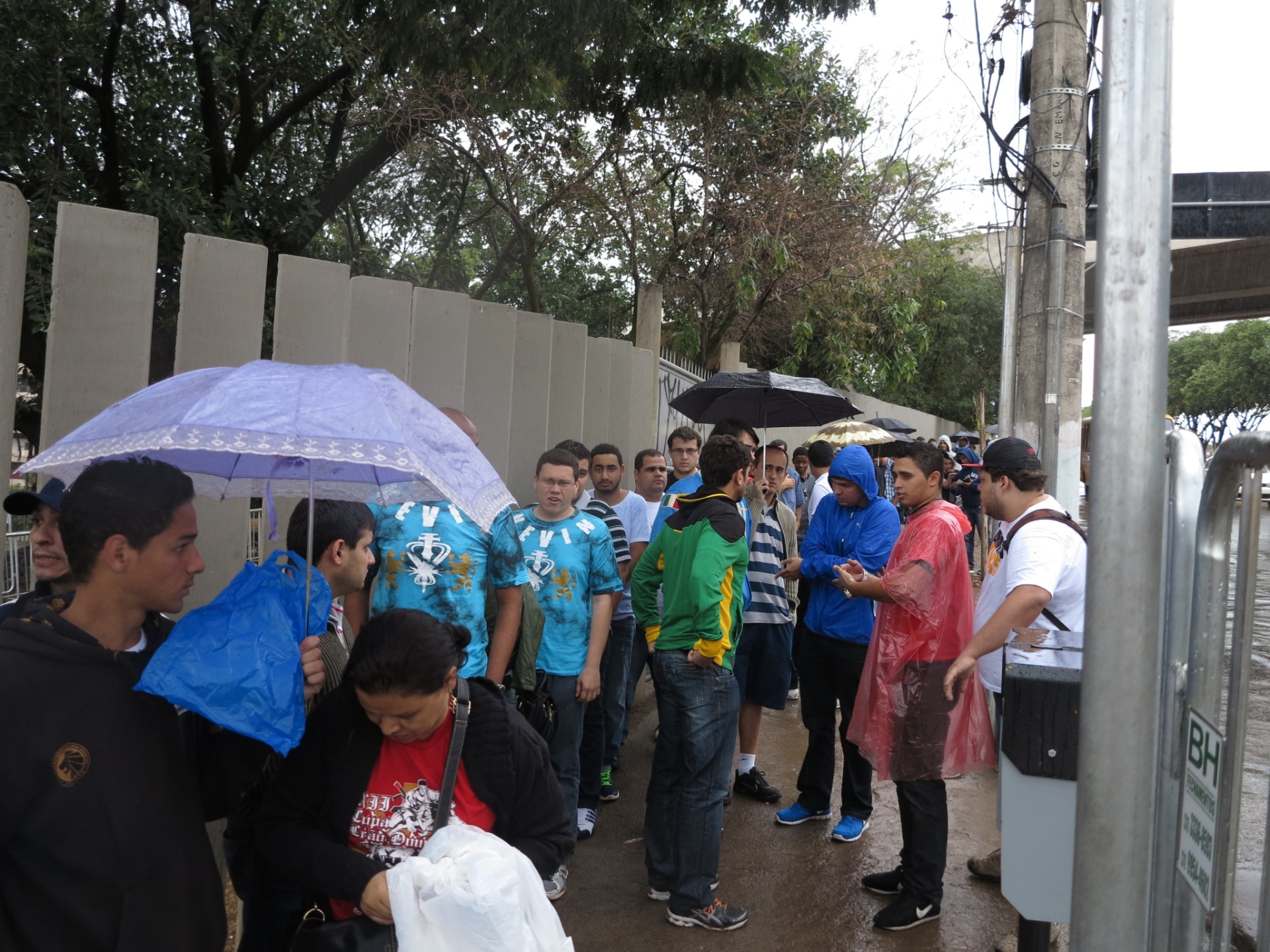 04.set.2013 - Entrada do público no Mineirinho atrasou meia hora, e a torcida teve que aguardar na chuva - Rafael Krieger/UOL