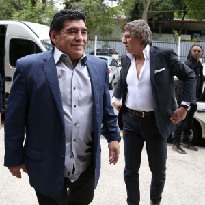 04.set.2013 - Ex-jogador argentino Diego Maradona (c) chega ao Parque São Jorge, em São Paulo, para encontrar-se com o também ex-jogador e hoje deputado Romário e com o ex-presidente do Corinthians Andrés Sanchez - ALEX FALCãO/FUTURA PRESS/ESTADÃO CONTEÚDO