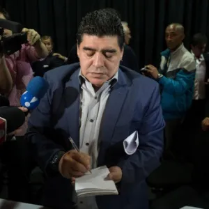 04.set.2013 - Ex-jogador argentino Diego Maradona dá autógrafos e conversa com jornalistas após encontro promovido em São Paulo pelo ex-presidente do Corinthians Andrés Sanchez para discutir o atual futebol sul-americano - Danilo Verpa/Folhapress