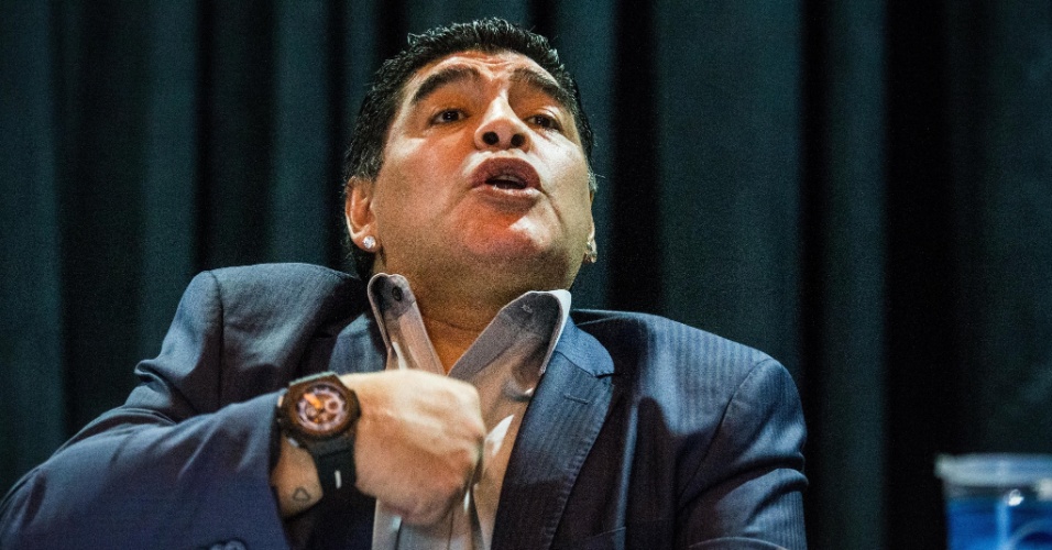 04.set.2013 - Ex-jogador argentino Diego Maradona discursa durante evento promovido pelo ex-presidente do Corinthians Andrés Sanchez em São Paulo. Maradona criticou os dirigentes da Conmebol e da Federação Argentina