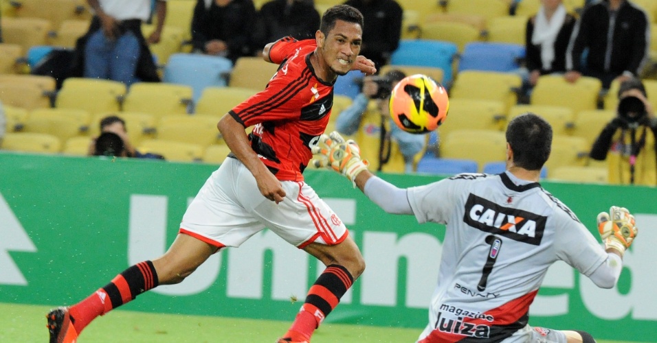 04.set.2013 - Hernane chuta para marcar o primeiro do Flamengo contra o Vitória