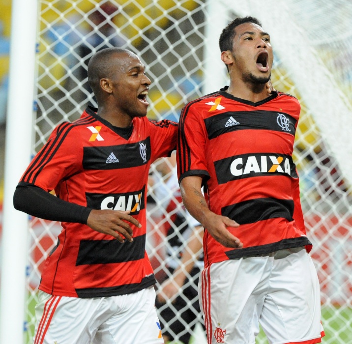 04.set.2013 - Hernane comemora um de seus gols contra o Vitória pelo Campeonato Brasileiro