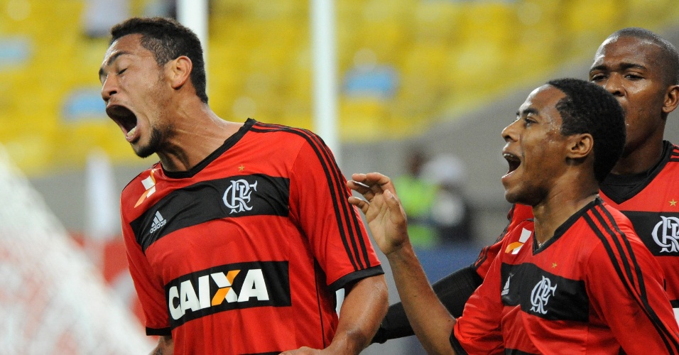 04.set.2013 - Hernane comemora um de seus gols contra o Vitória pelo Campeonato Brasileiro