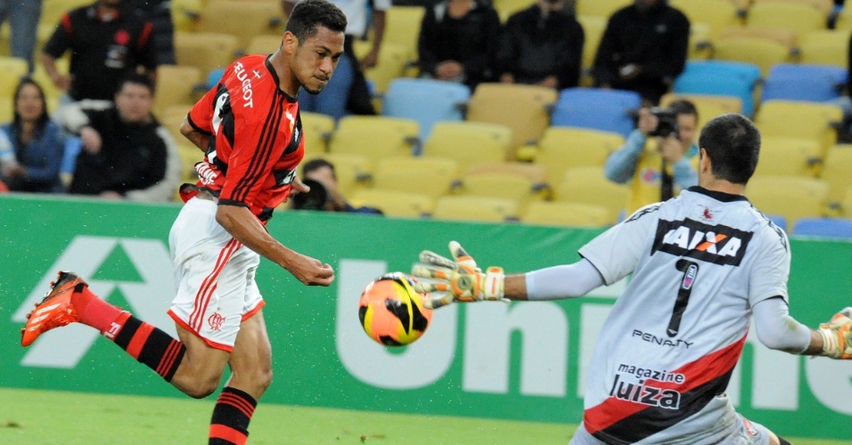 04.set.2013 - Hernane marcou duas vezes na partida entre Flamengo e Vitória