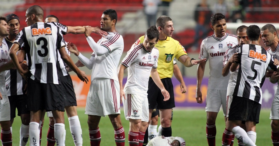 04.set.2013 - Jogadores de Fluminense e Atlético-MG discutem em partida do Campeonato Brasileiro