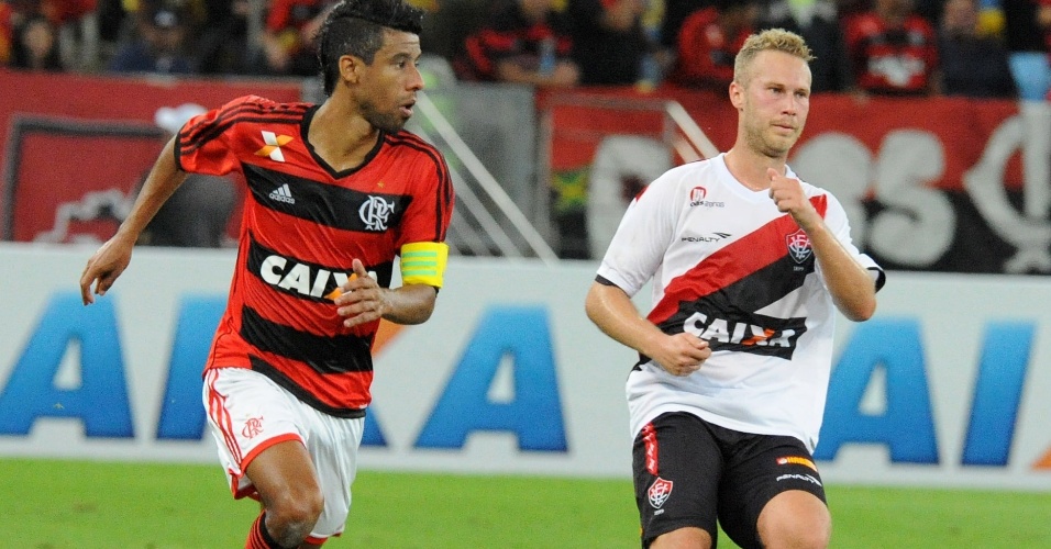 04.set.2013 - Léo Moura tenta jogada na partida entre Flamengo e Vitória pelo Brasileirão