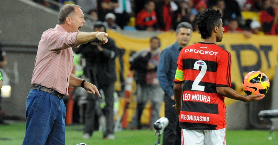 04.set.2013 - Mano Menezes orienta o time do Flamengo em partida do Campeonato Brasileiro
