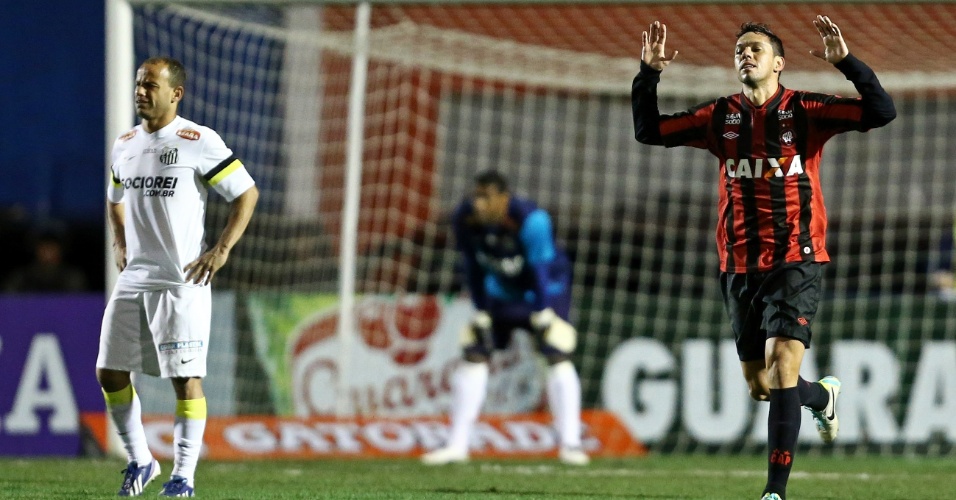 04.set.2013 - Marco Antônio comemora o segundo gol do Atlético-PR contra o Santos