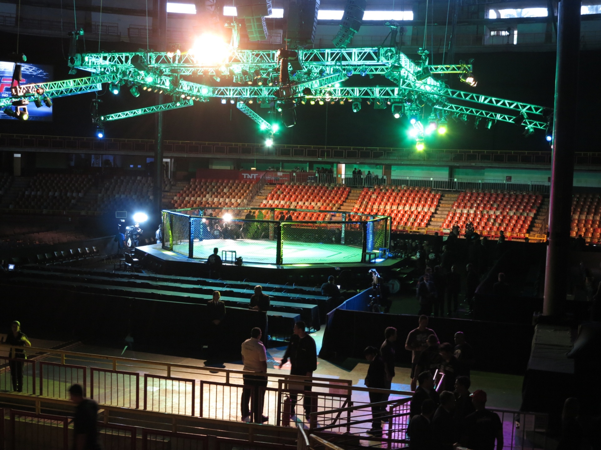 04.set.2013 - Octógono está pronto para o UFC BH, com as arquibancadas superiores do Mineirinho já fechadas ao fundo; público ficará mais perto das lutas - Rafael Krieger/UOL