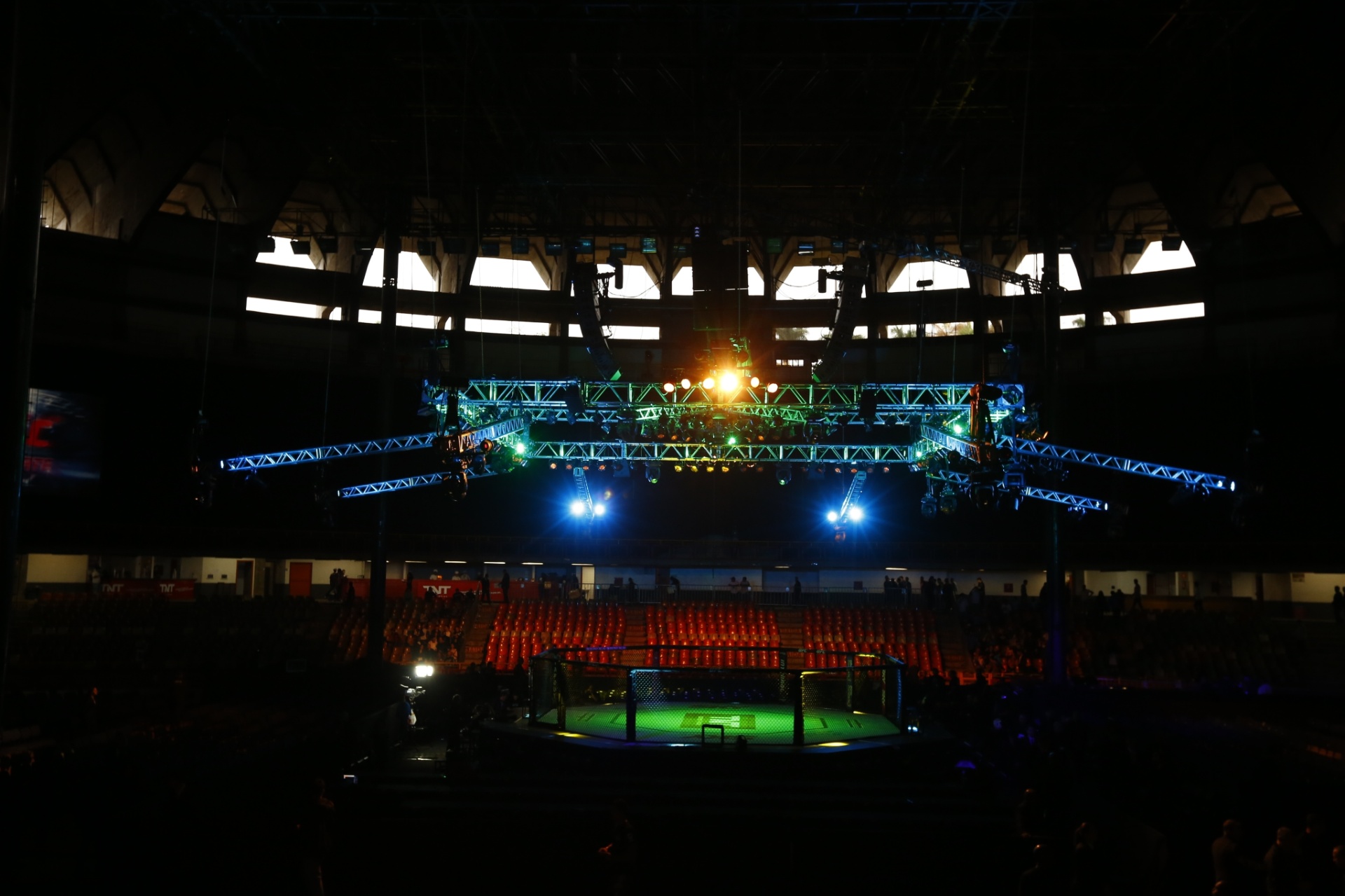 04.set.2013 - Octógono está pronto para o UFC BH, com as arquibancadas superiores do Mineirinho já fechadas ao fundo; público ficará mais perto das lutas - Rafael Krieger/UOL