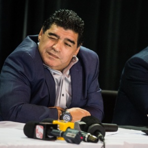 04.set.2013 - Os ex-jogadores Maradona (e) e Romário participaram nesta quarta-feira de um evento em São Paulo promovido pelo ex-presidente do Corinthians Andrés Sanchez (d) para discutir o atual futebol sul-americano - Danilo Verpa/Folhapress