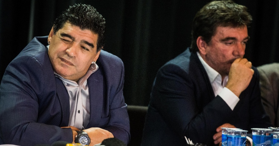 04.set.2013 - Os ex-jogadores Maradona (e) e Romário participaram nesta quarta-feira de um evento em São Paulo promovido pelo ex-presidente do Corinthians Andrés Sanchez (d) para discutir o atual futebol sul-americano