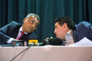 04.set.2013 - Os ex-jogadores Romário (e) e Maradona participaram nesta quarta-feira de um evento em São Paulo promovido pelo ex-presidente do Corinthians Andrés Sanchez para discutir o atual futebol sul-americano - Danilo Verpa/Folhapress