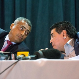 04.set.2013 - Os ex-jogadores Romário (e) e Maradona participaram nesta quarta-feira de um evento em São Paulo promovido pelo ex-presidente do Corinthians Andrés Sanchez para discutir o atual futebol sul-americano - Danilo Verpa/Folhapress