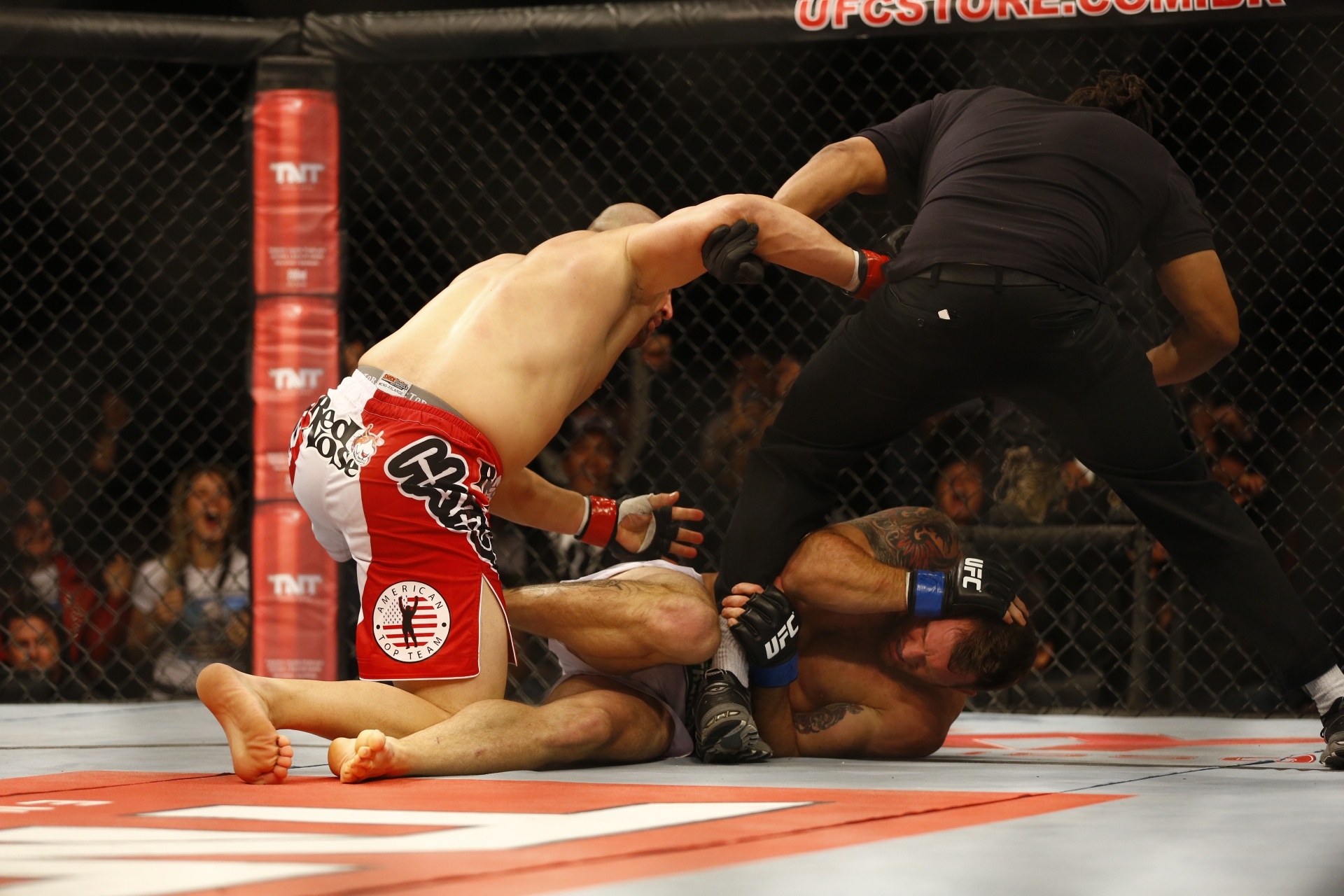 Árbitro interrompe a luta e Glover Teixeira vence Ryan Bader por nocaute no UFC BH - Marcus Desimoni/UOL