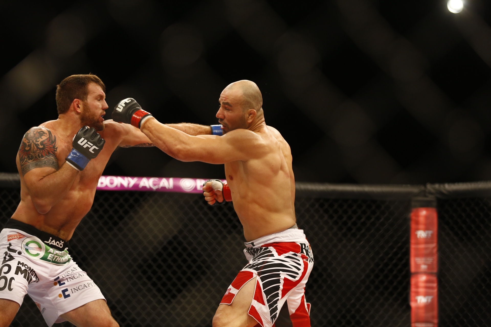 Glover Teixeira (shorts vermelho) enfrenta Ryan Bader na luta principal do UFC BH - Marcus Desimoni/UOL