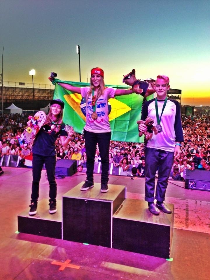 Leticia Bufoni exibe bandeira do Brasil no lugar mais alto do pódio dos X Games