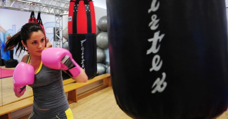09.09.2013 - Campeã do BBB 11, Maria Melilo treina boxe em academia na capital paulista