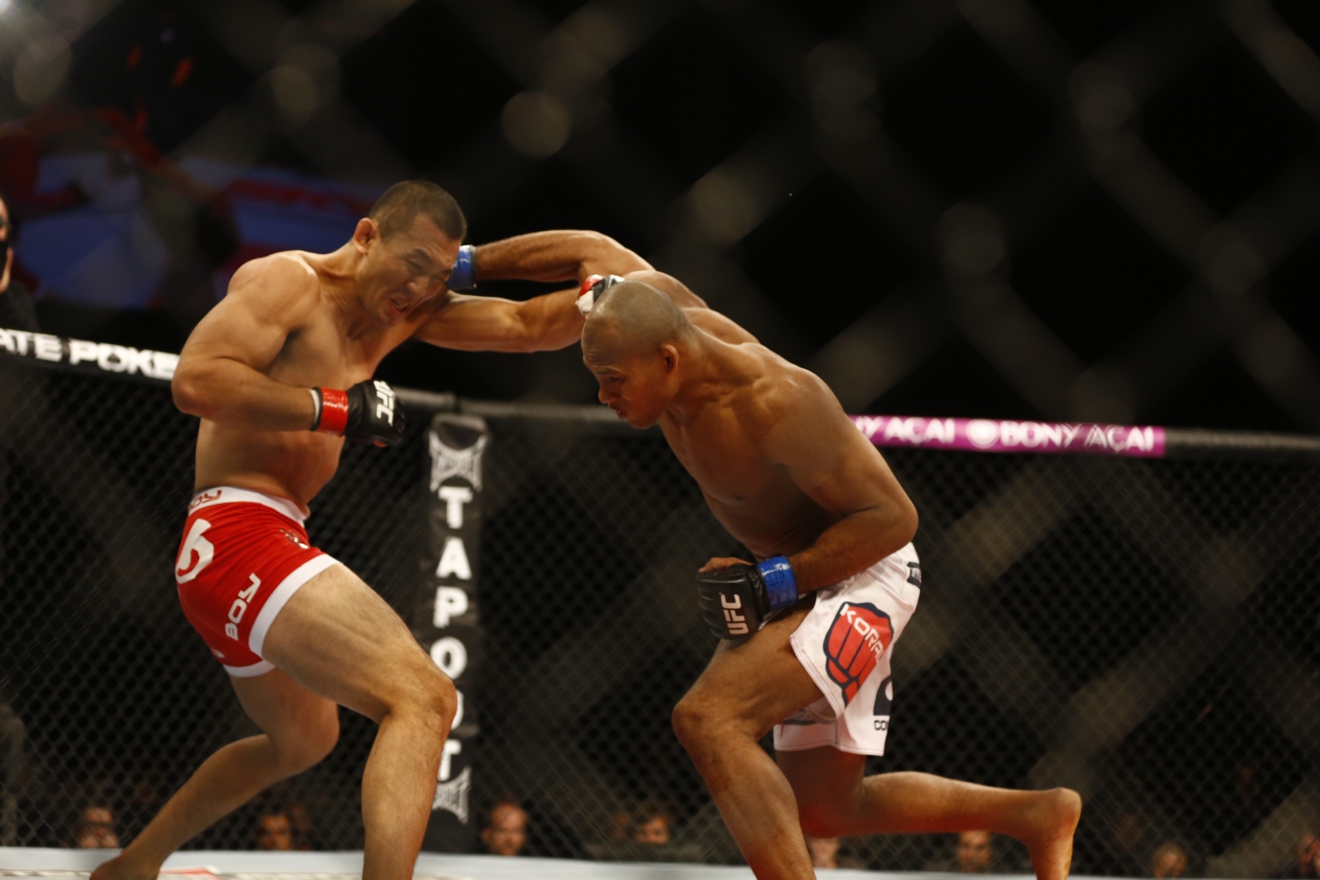 Ronaldo Souza (shorts branco), o Jacaré, enfrenta o japonês Yushin Okami - Marcus Desimoni/UOL