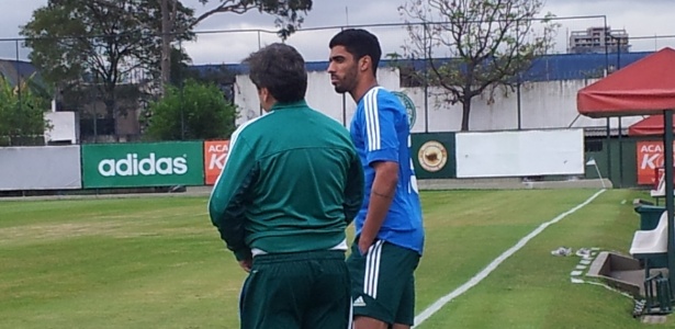 Técnico Gilson Kleina conversa com o zagueiro Vilson, que voltou ao Palmeiras após negociação fracassar - Maurício Duarte/UOL