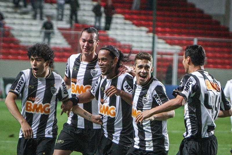 04.set.2013 - Jogadores do Atlético-MG comemoram um dos gols de Ronaldinho Gaúcho