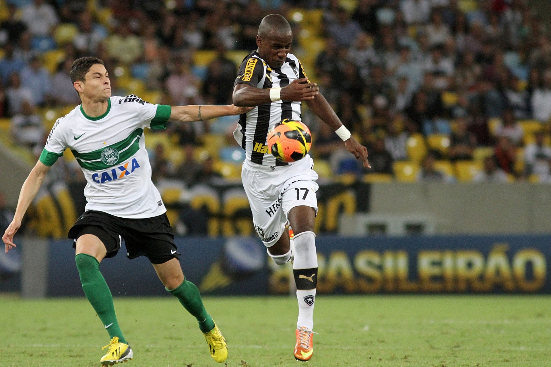 05.set.2013 - Hyuri, do Botafogo, tenta dominar a bola durante jogo contra o Cotiriba no Maracanã - Divulgação/Vitor Silva/SSPress