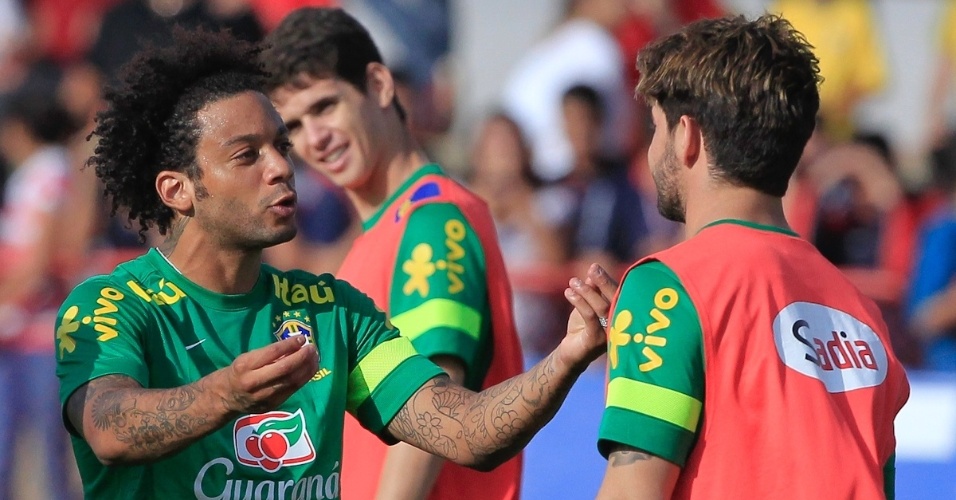 05.set.2013 - Marcelo e Alexandre Pato se divertem em treino da seleção brasileira