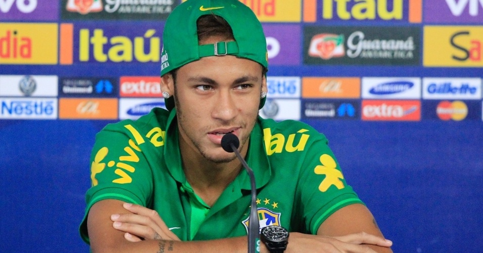 05.set.2013 - Neymar concedeu entrevista coletiva antes da partida contra a Austrália