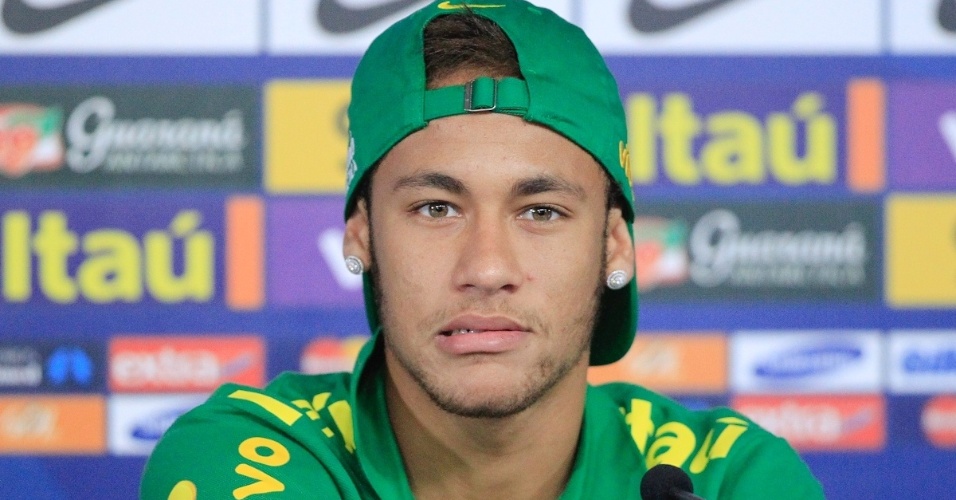 05.set.2013 - Neymar concedeu entrevista coletiva antes da partida do Brasil contra a Austrália