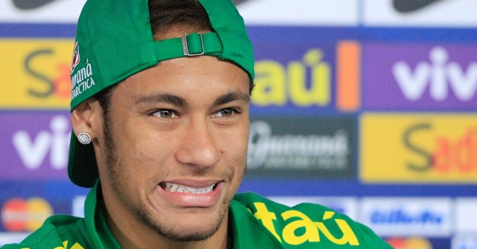 05.set.2013 - Neymar concedeu entrevista coletiva antes do amistoso do Brasil contra a Austrália