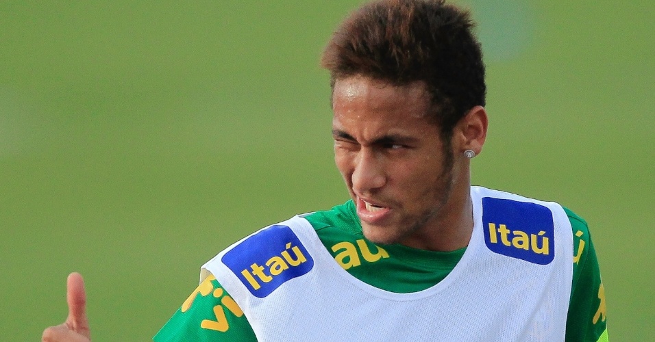 05.set.2013 - Neymar faz sinal durante treinamento da seleção brasileira