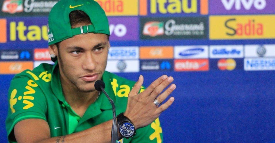 05.set.2013 - Neymar respondeu a diversas questões dos jornalistas e disse que sua vida na Espanha é mais tranquila