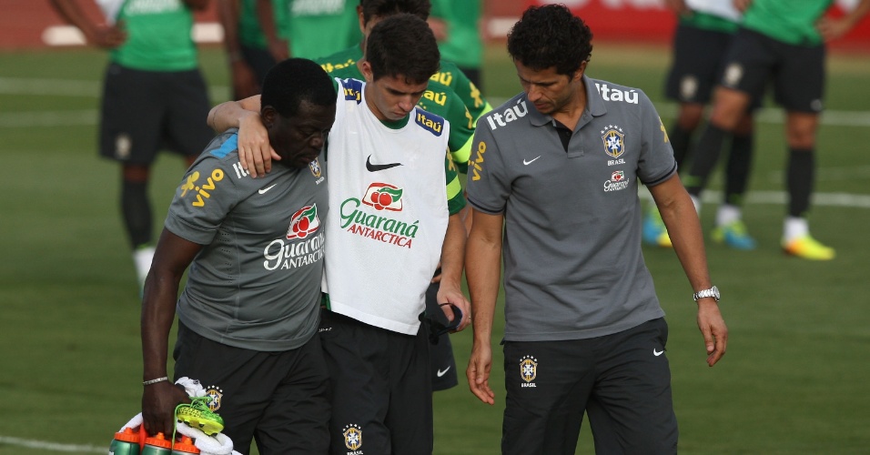 05.set.2013 - Oscar deixa treinamento da seleção brasileira com dores no tornozelo