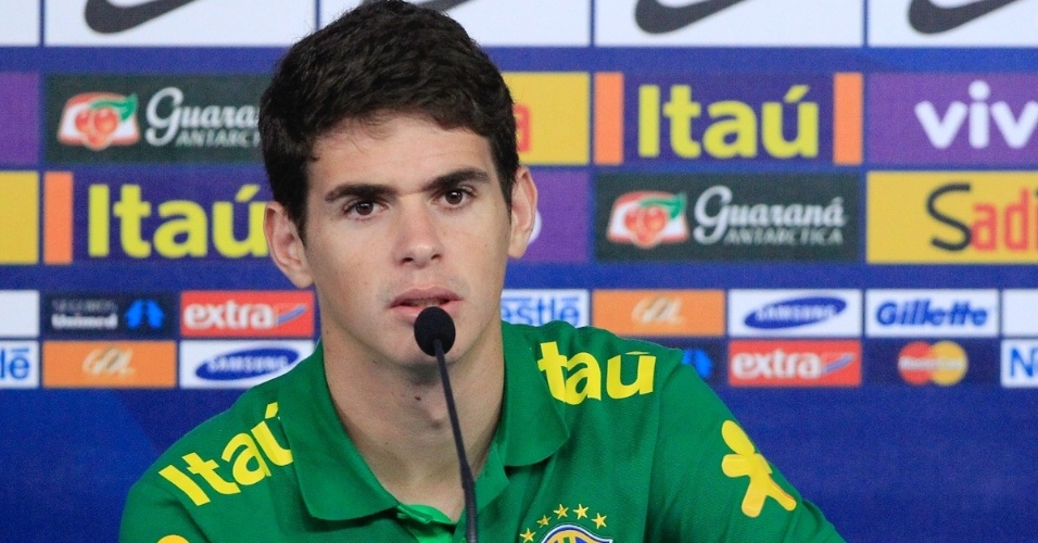 05.set.2013 - Oscar falou com os jornalistas antes do amistoso entre Brasil e Austrália