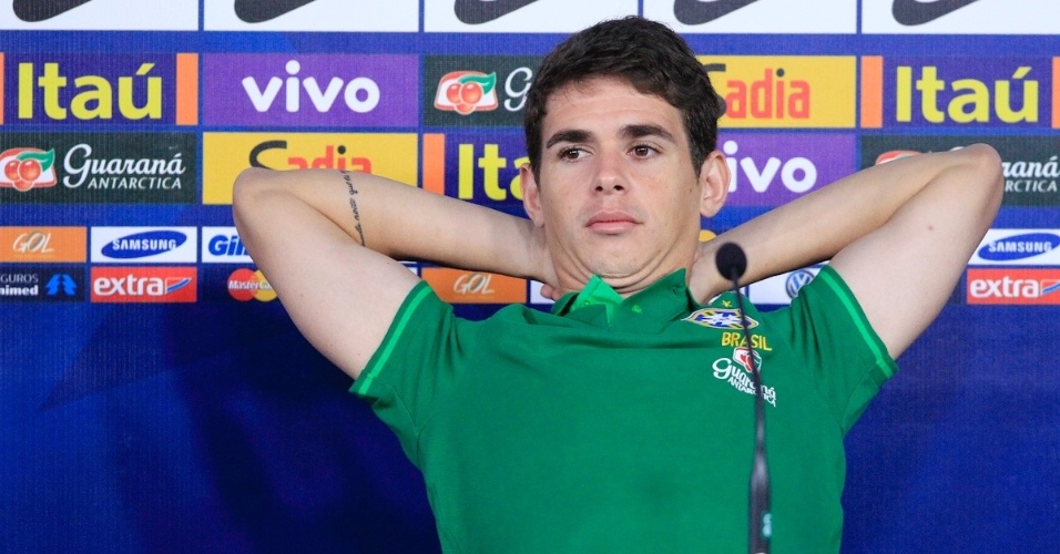 05.set.2013 - Oscar se espreguiça antes de conceder entrevista coletiva pela seleção brasileira