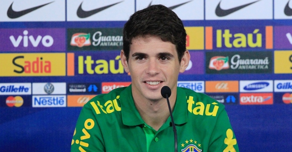 05.set.2013 - Oscar sorri enquanto concede entrevista coletiva pela seleção brasileira