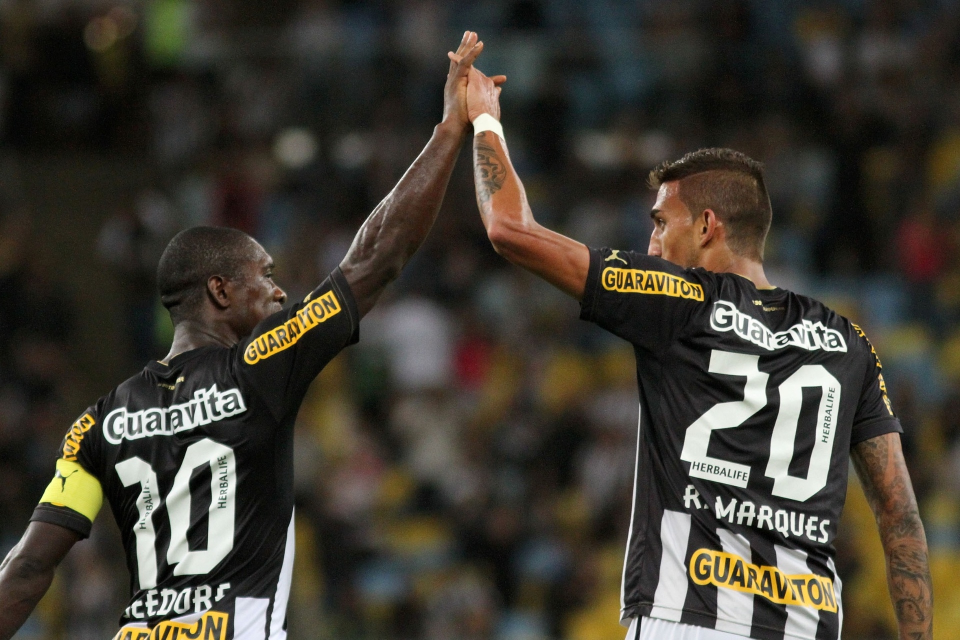 05.set.2013 - Rafael Marques (direita) cumprimenta Seedorf após anotar primeiro gol do Botafogo sobre o Coritiba - Divulgação/Vitor Silva/SSPress