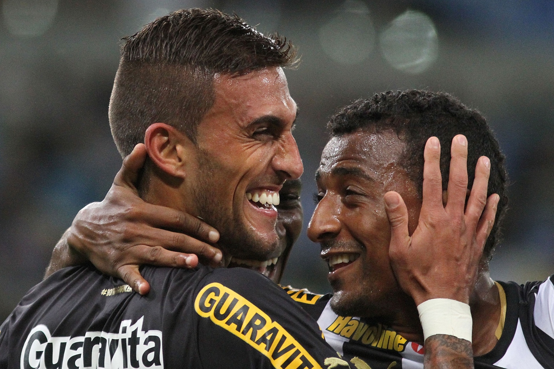 05.set.2013 - Rafael Marques (esquerda) abraça Elias após primeiro gol do Botafogo no jogo contra o Coritiba - Divulgação/Vitor Silva/SSPress
