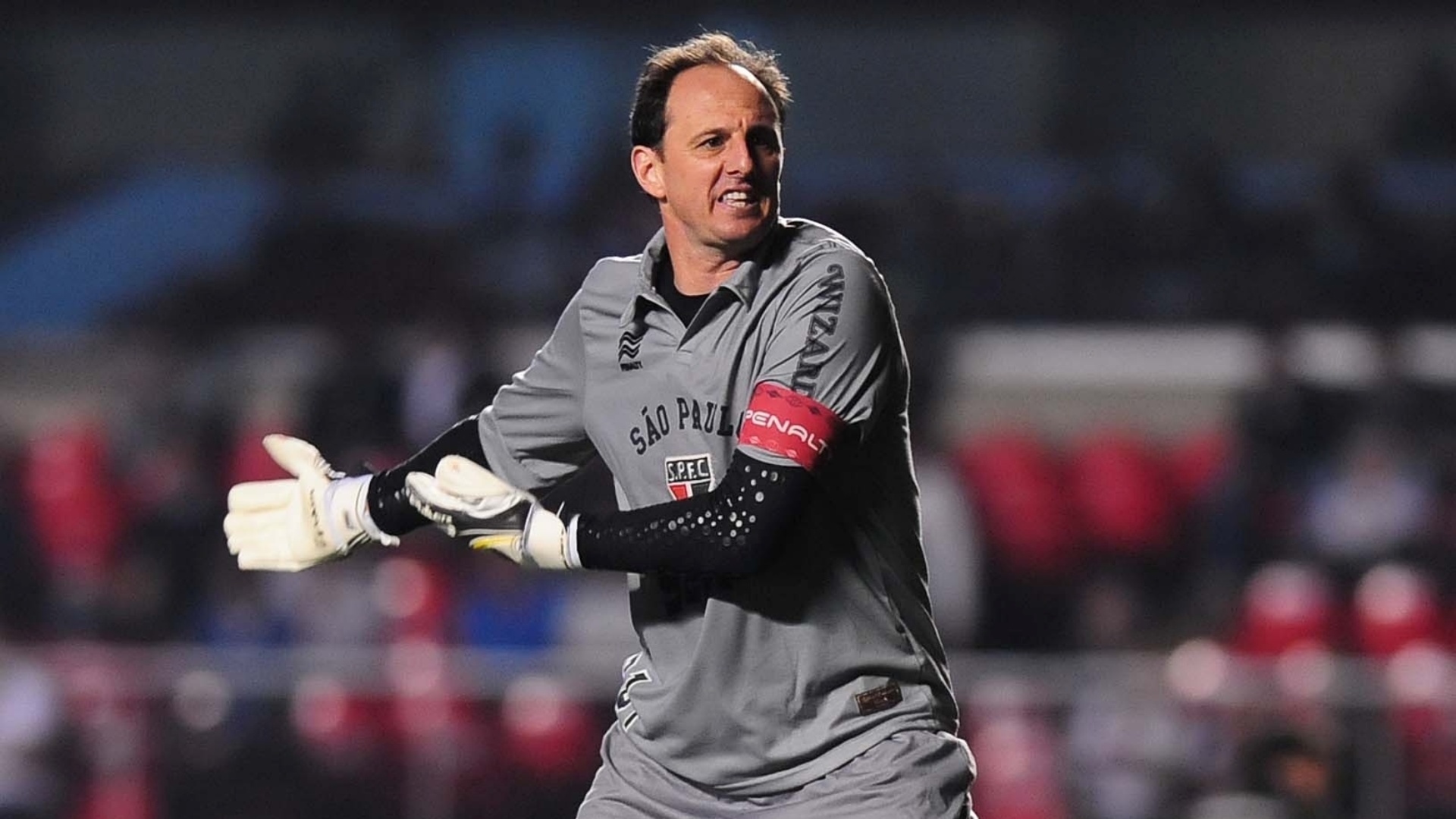 05.set.2013 - Rogério Ceni, goleiro do São Paulo, reclama com a arbitragem durante jogo contra o Criciúma no Morumbi - Junior Lago/UOL