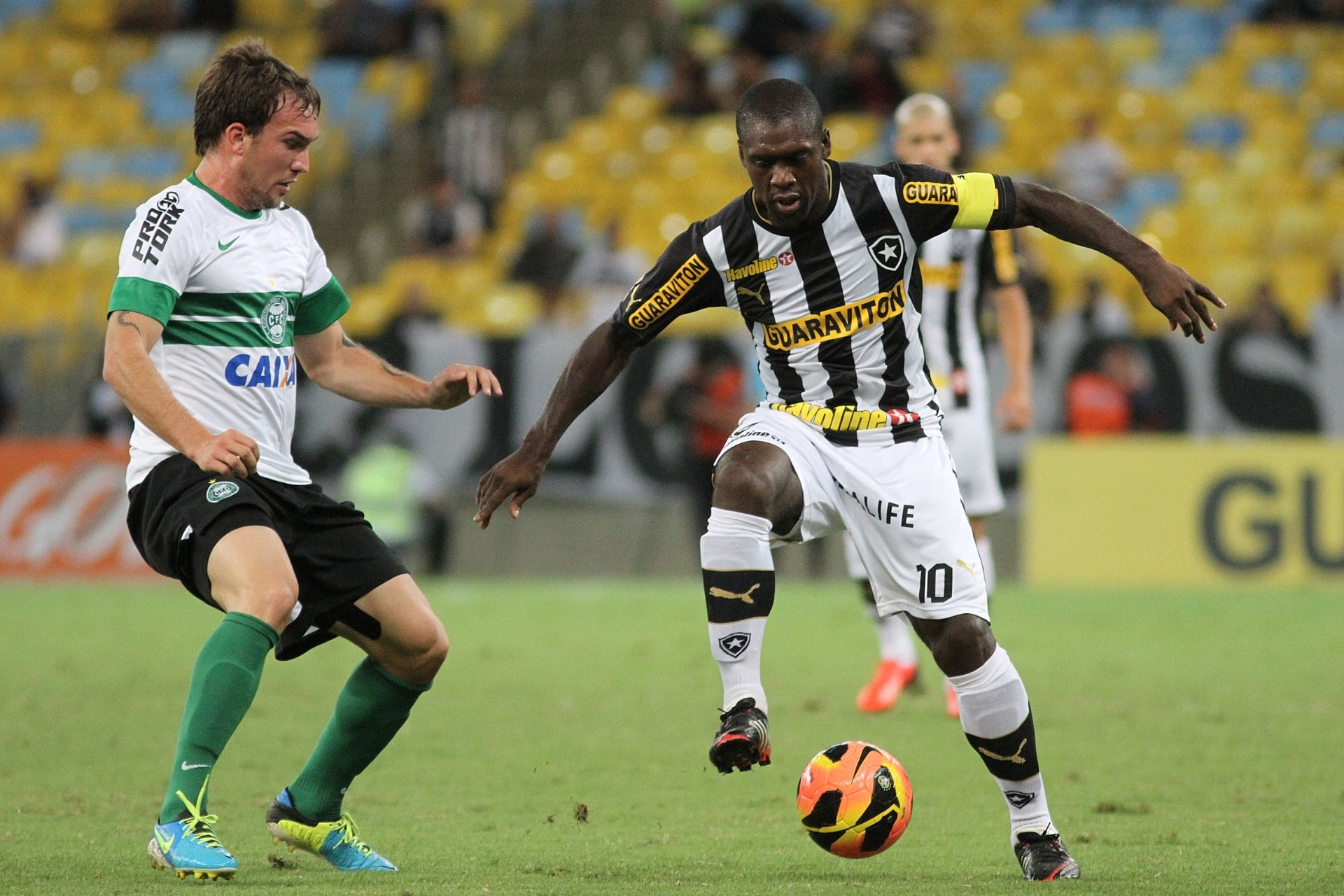 05.set.2013 - Seedorf, do Botafogo, tenta se livrar da marcação durante jogo contra o Coritiba - Divulgação/Vitor Silva/SSPress