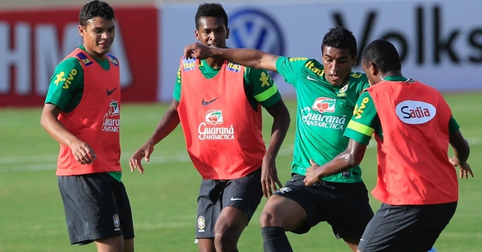 05.set.2013 - T. Silva, Jô, Paulinho e Fernando durante treino da seleção brasileira