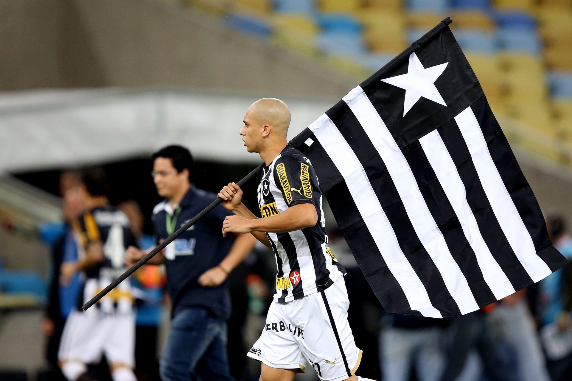 05.set.2013 - Zagueiro Dória, do Botafogo, entra em campo com bandeira do clube antes de jogo contra o Coritiba - Divulgação/Vitor Silva/SSPress