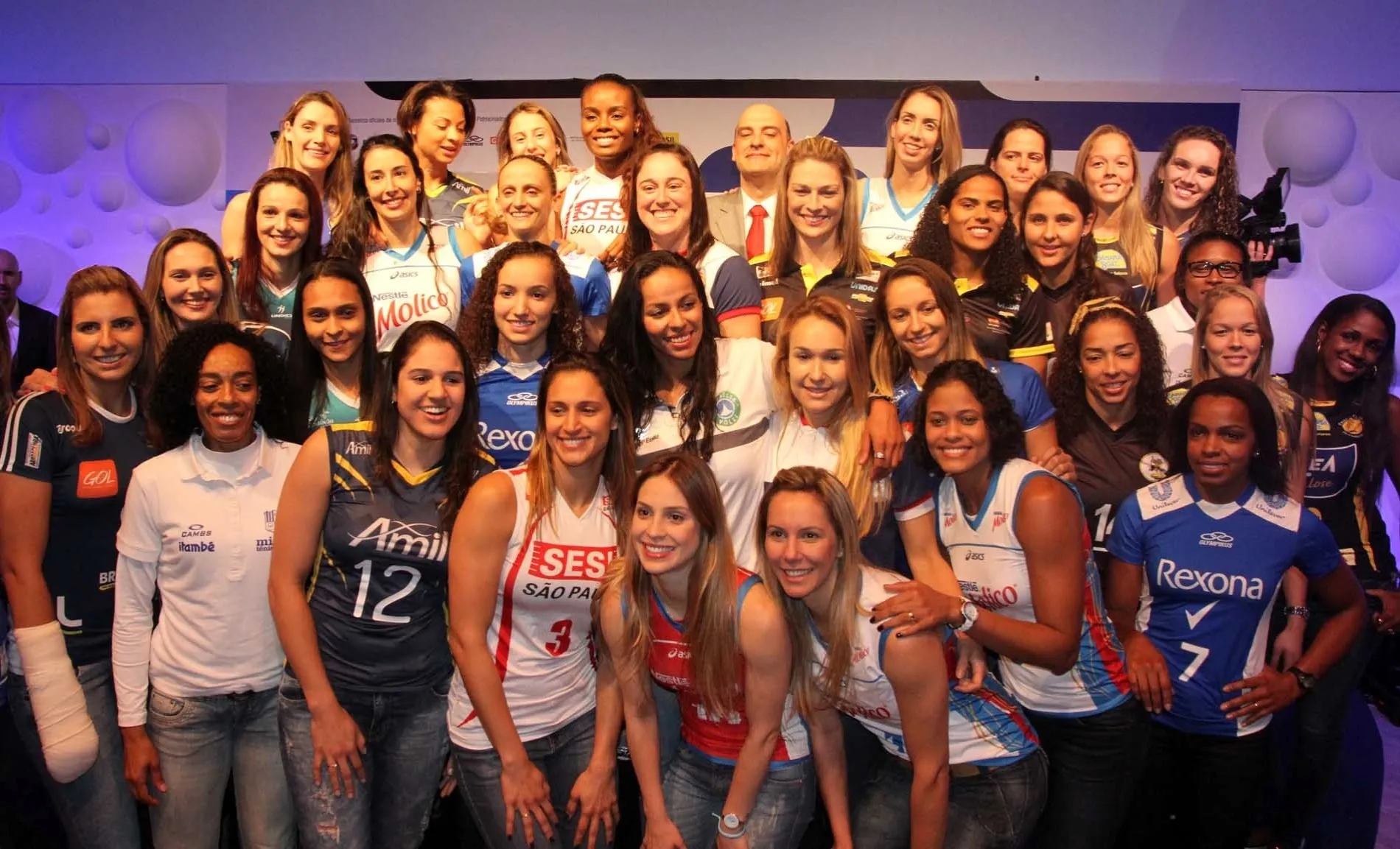 Jogadores das equipes femininas que disputarão a Superliga 2013/2014 participam do lançamento do torneio - Alexandre Arruda/CBV